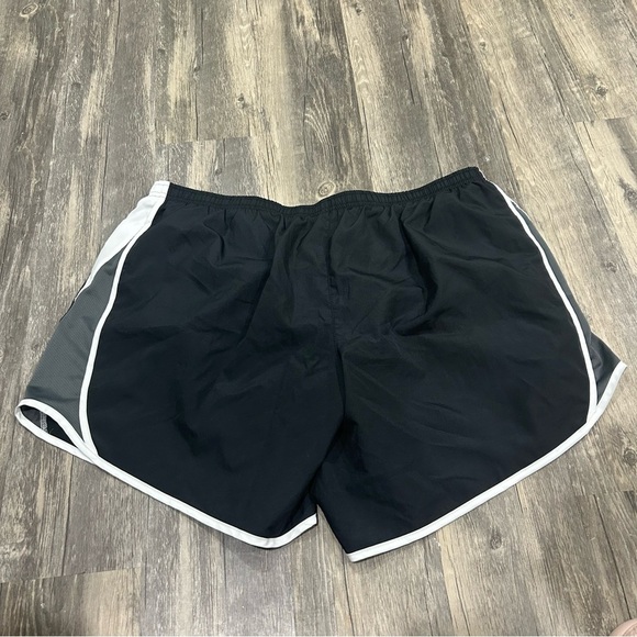NIKE - Running Shorts - Picture 3 of 5